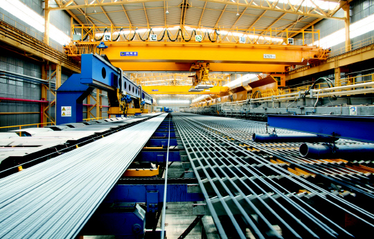 동국제강 인천공장에서 철근이 생산되는 모습. 동국제강그룹 제공